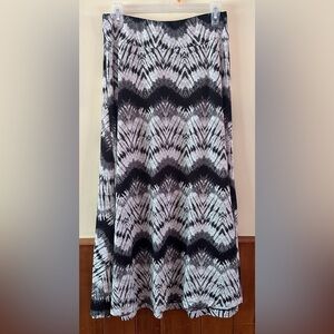 DOUBLE CLICK size MEDIUM black and white chevron printed midi skirt.